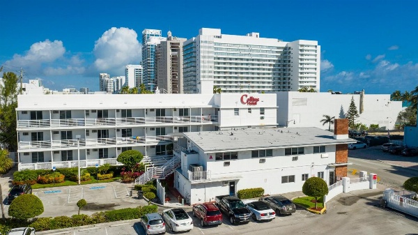 Hotel Collins image 1